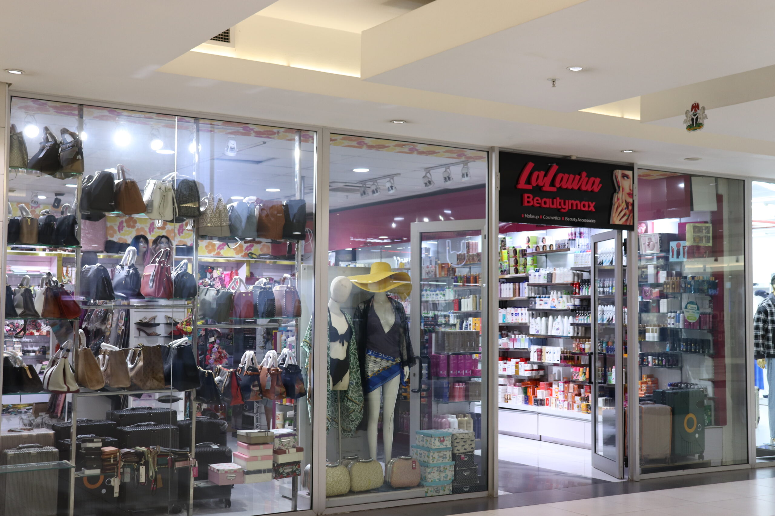 LA LAURA COSMETICS AND BEAUTY store_header